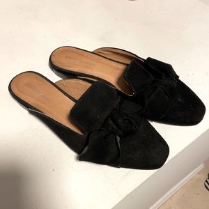 Saks fifth avenue bow flags